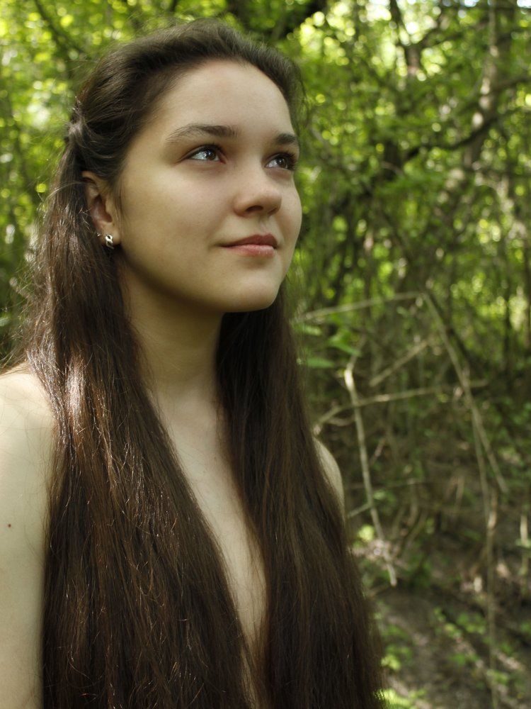 З під склепіння лісів, виглядають із тіні... її очі