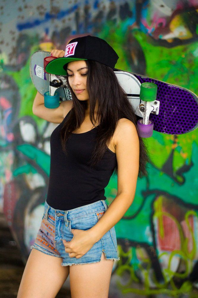 Девушка со скейтом.