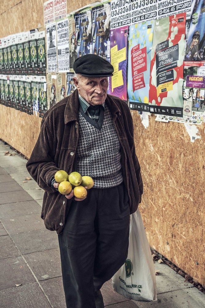 Дедушка с лимонами