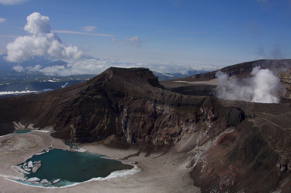 Далекий край дымящихся вулканов...