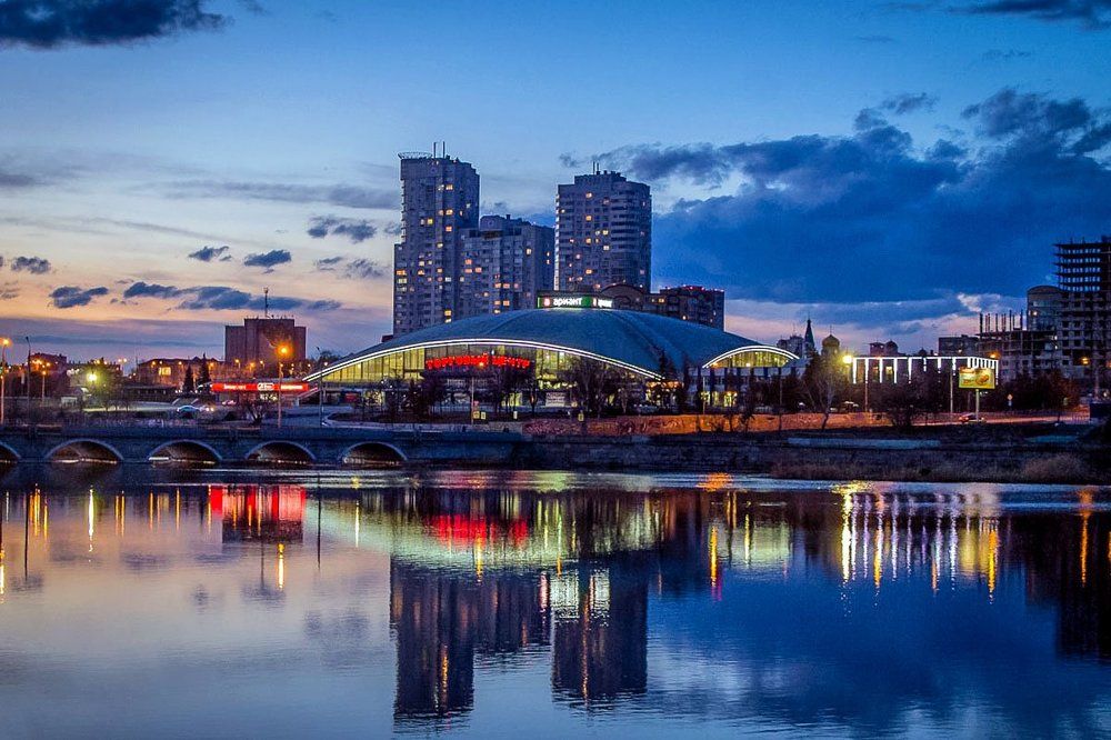 "В лучах янтарного заката тот вечер долго угасал..."