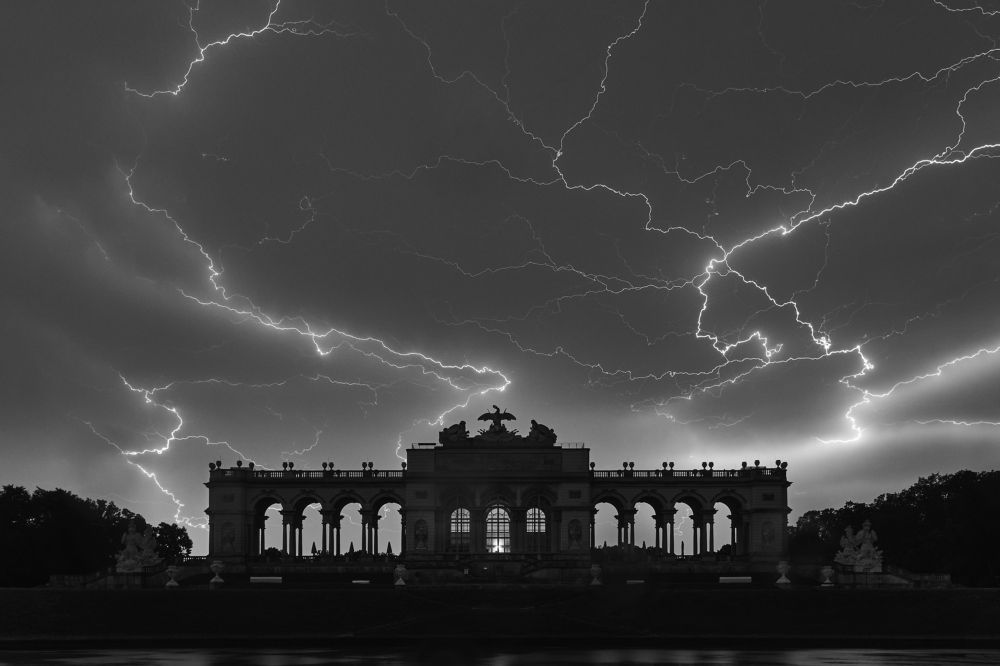 Gloriette lightning