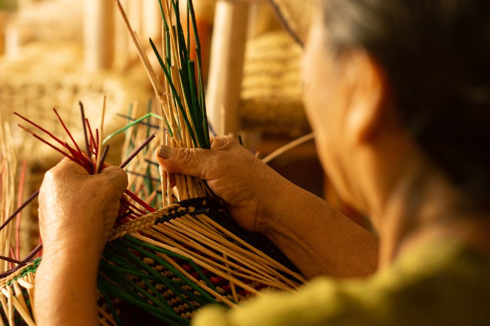 Proceso de tejido de canastas de junco.