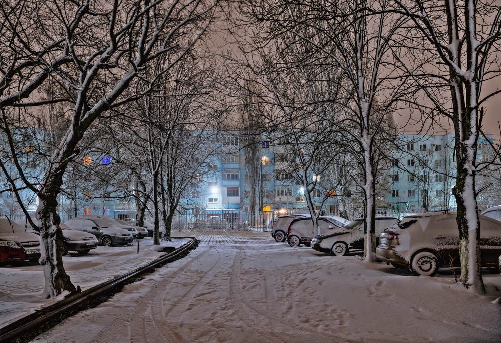 Раннее утро в заснеженном дворе