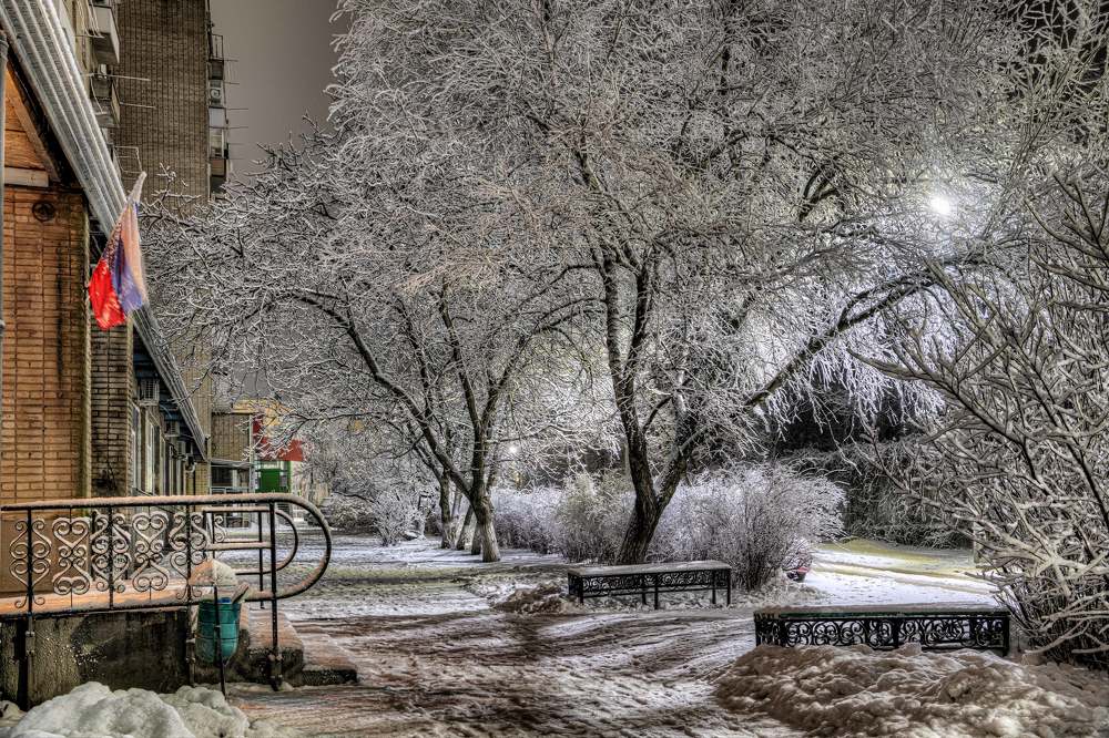 Зимняя ночь в районе современных домов