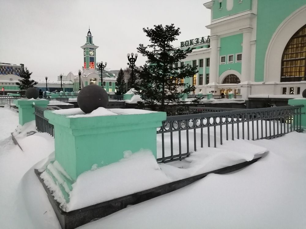 Город и снег начинаются с вокзала