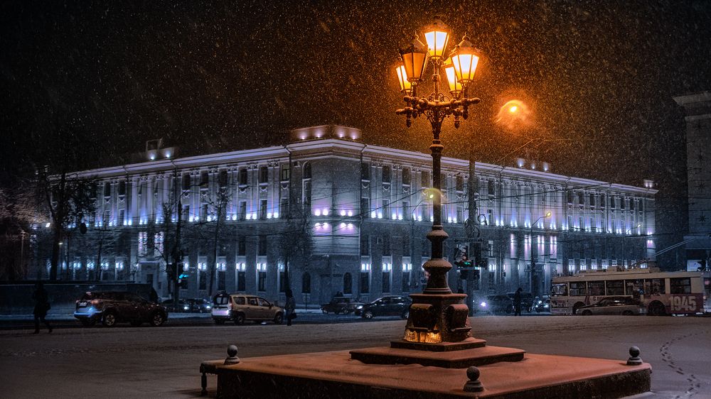 А снег падал.