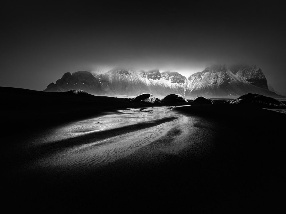 blowing at vestrahorn