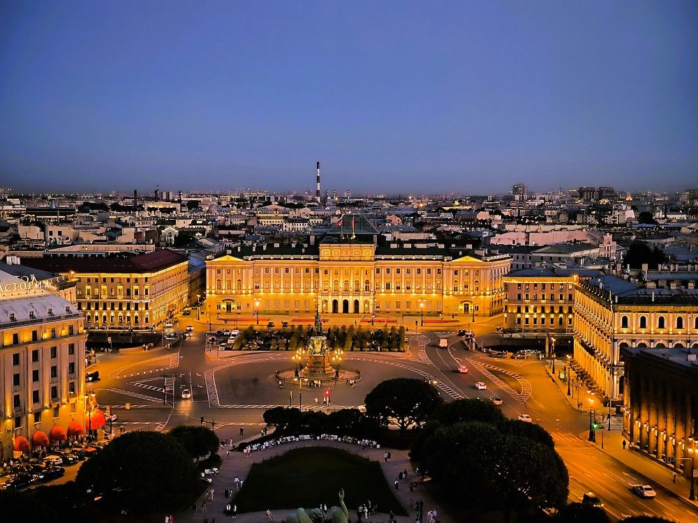 Вид на Исаакиевскую площадь, памятник Николаю I и Мариинский дворец с колоннады Исаакиевского собора в Санкт-Петербурге