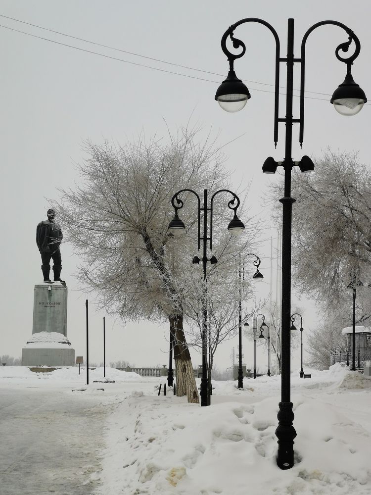Оренбург. Памятник Чкалову и фонари.