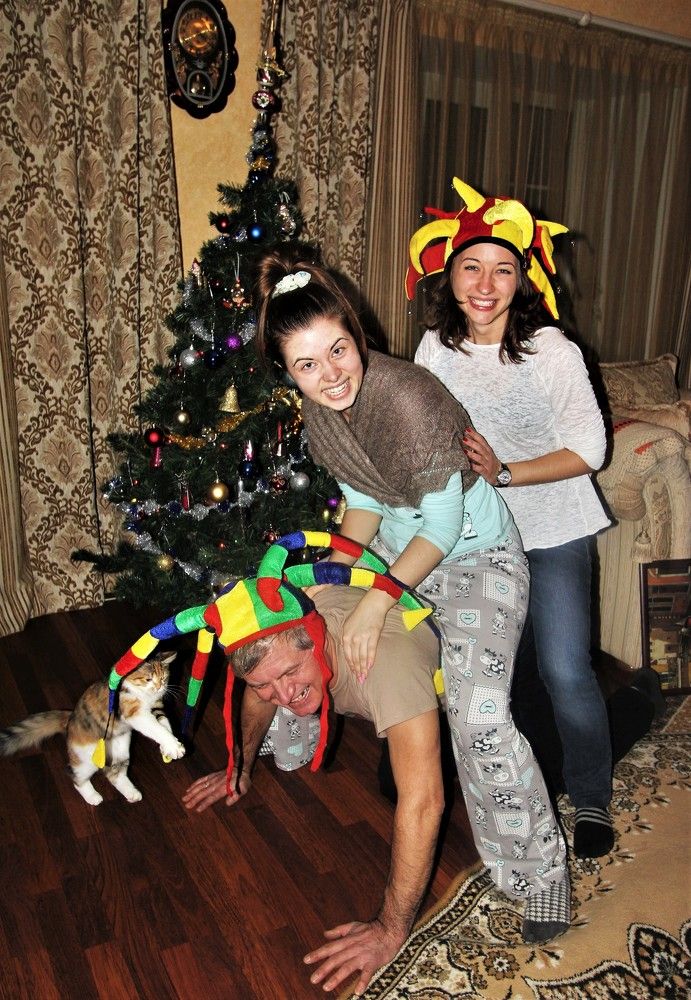 Развлечение у домашней елочки