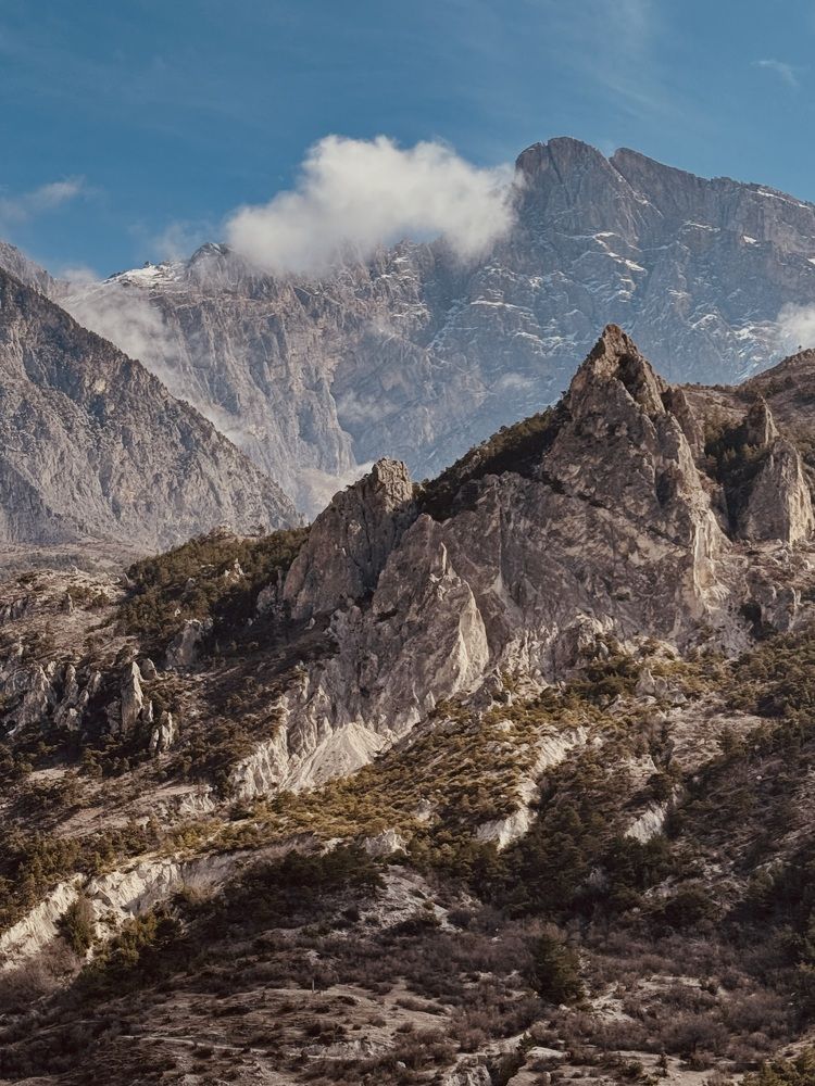 И высоким горам не задержать облаков.