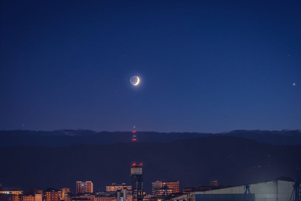 La luna sobre la ciudad