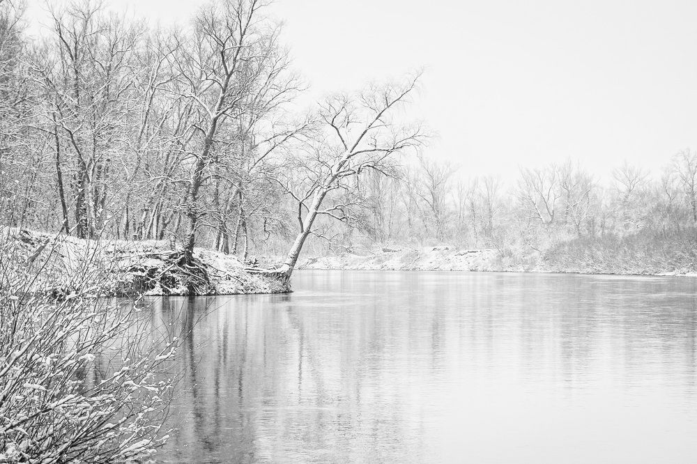 Снег и река