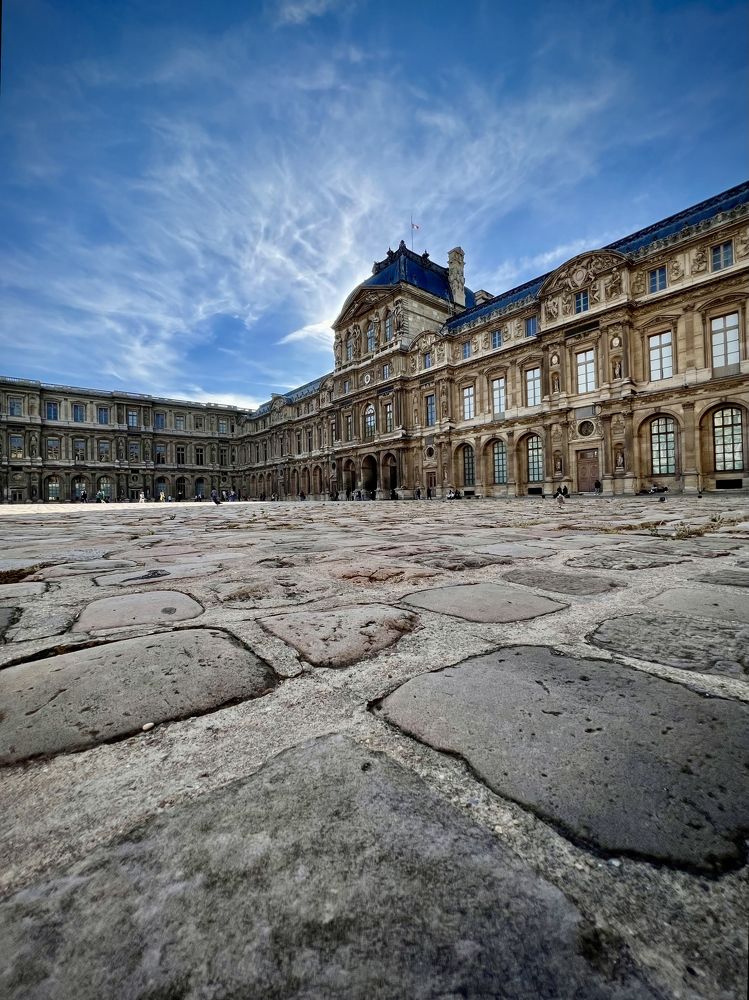 У подножия Лувра