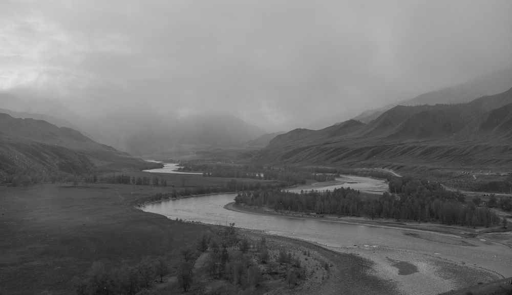 Погода пасмурная, местами - снег