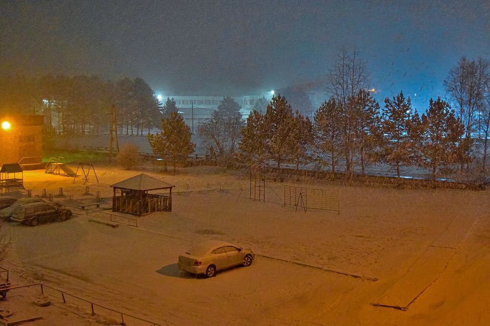 А снег идет