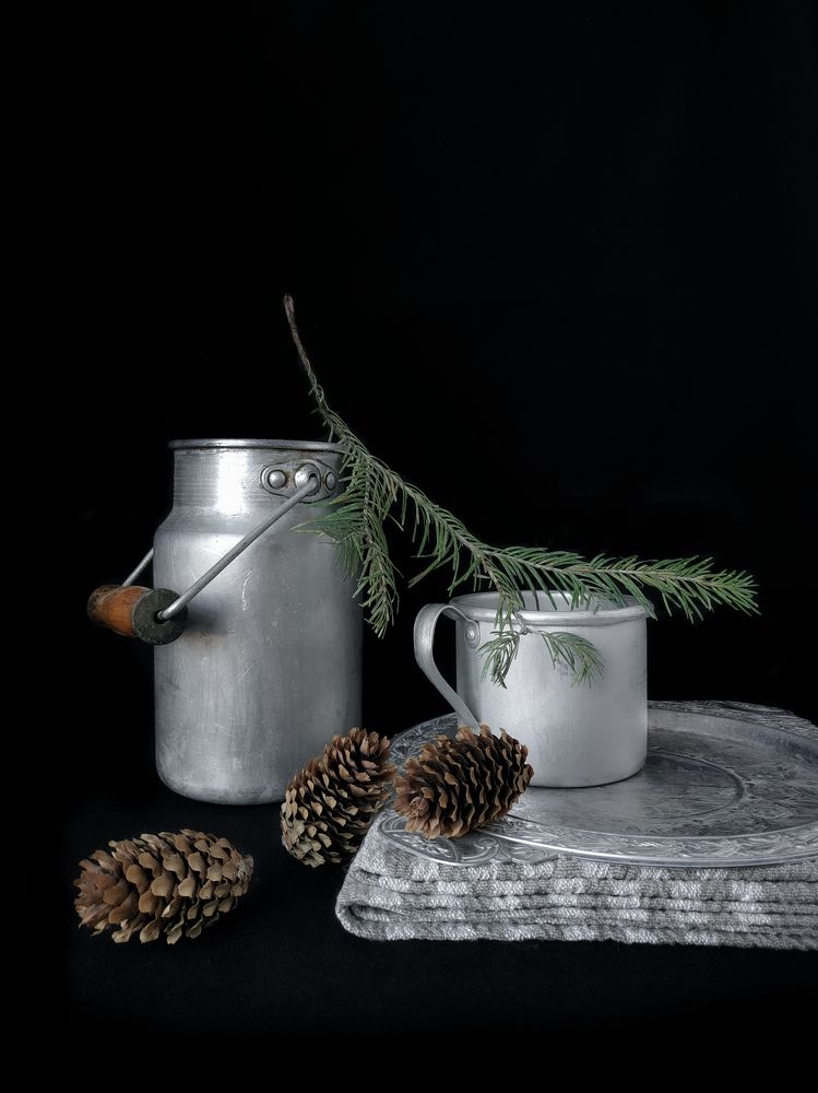 Натюрморт с алюминиевой посудой