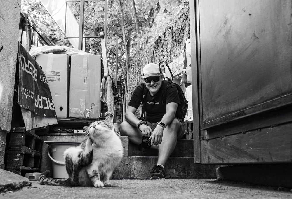 и нет отбоя от папарацци