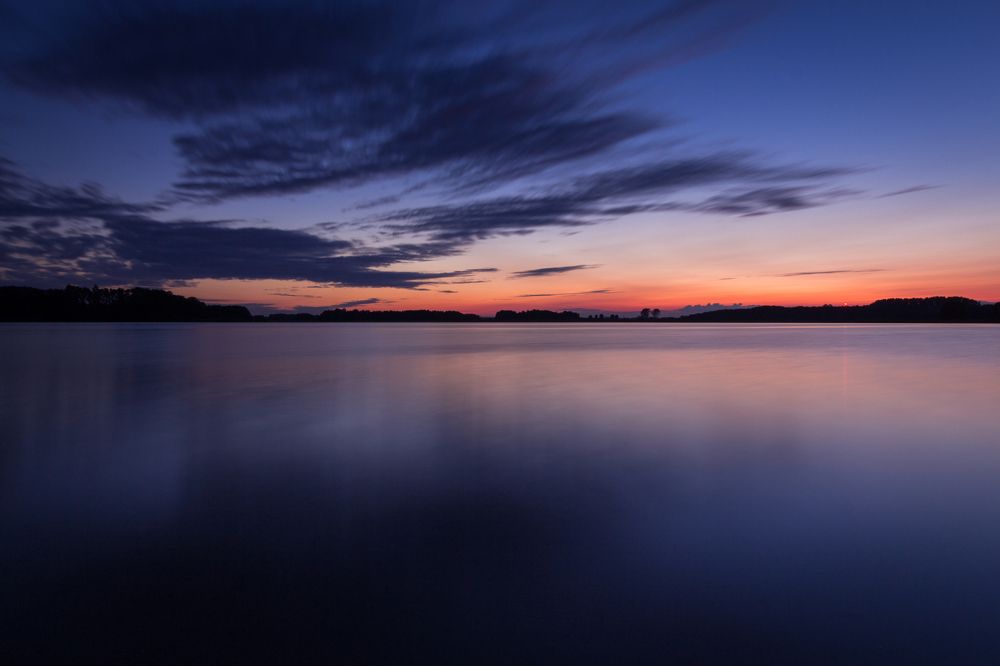Zachód słońca nad jeziorem