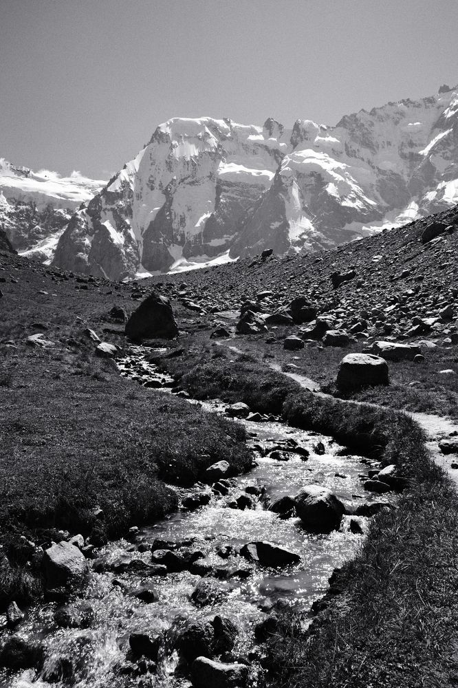 Ручей на фоне горы