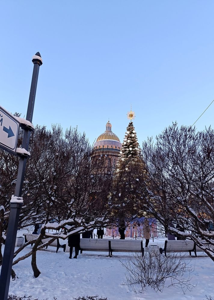 Исаакиевский в новогоднем убра́нстве.