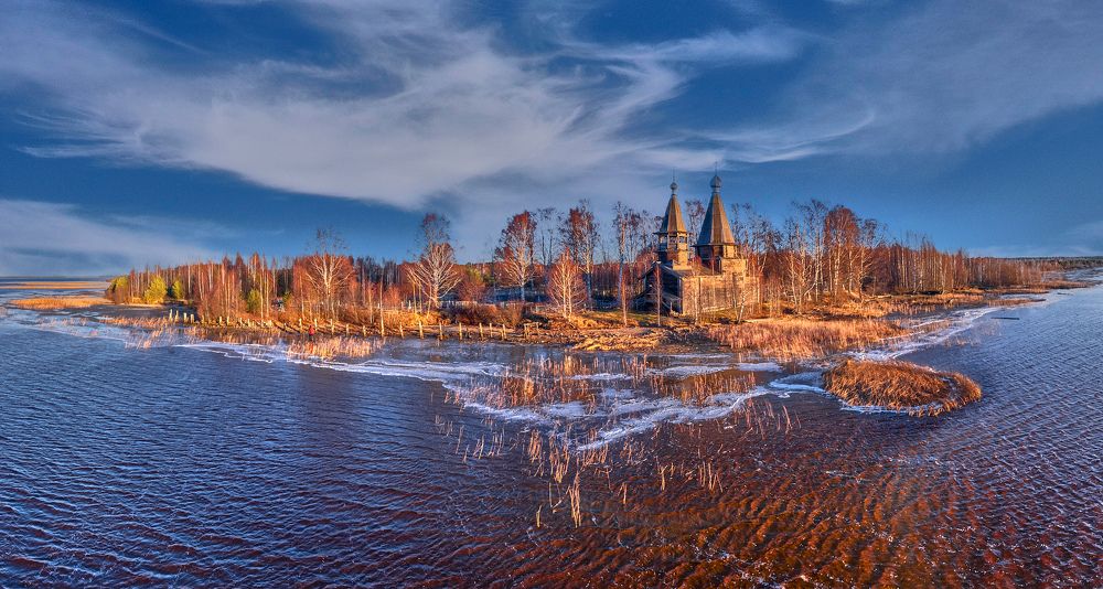 Онежское озеро, поселок Челмужи-начало ноября и озеро только , только начинает покрываться льдом, а утреннее солнышко позолотило часовню с погостом...