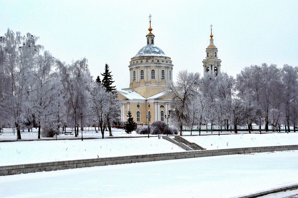 Зимний город в снегу