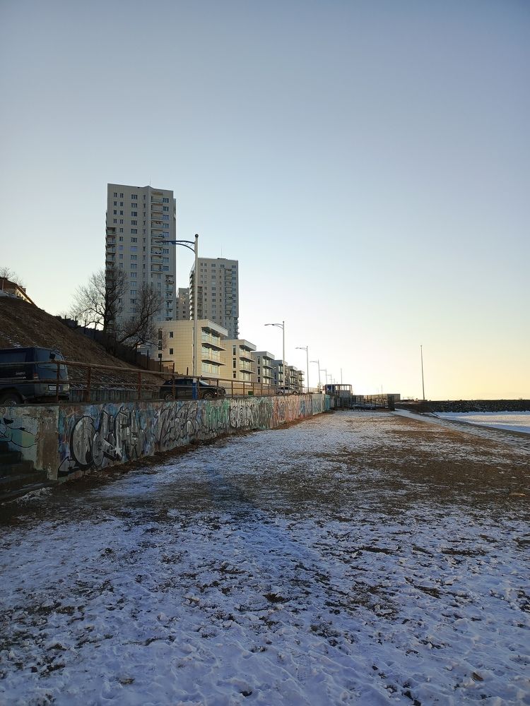 Снежный песчаный пляж.