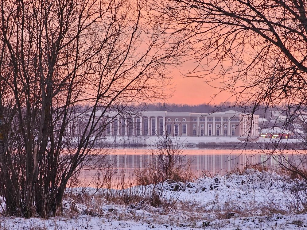 Розовый зимний закат на валдайском озере