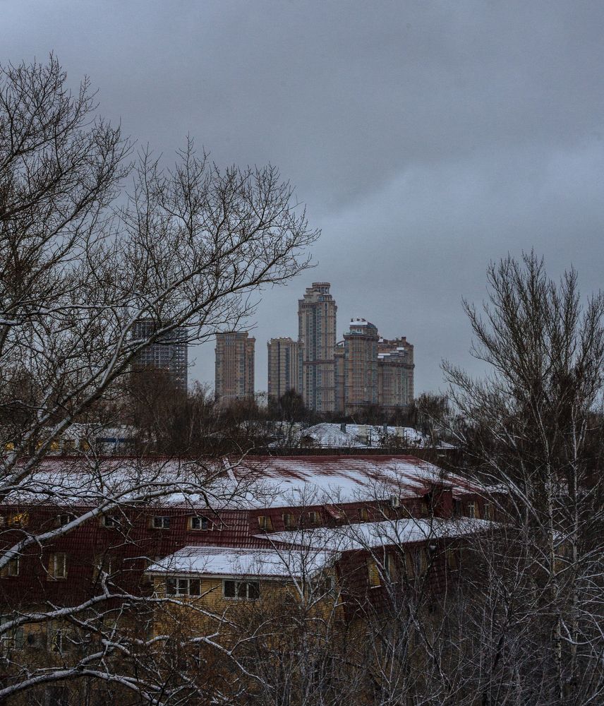 Присыпан снегом шифер крыш