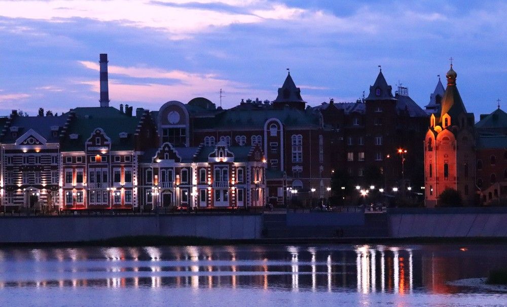 на набережной.