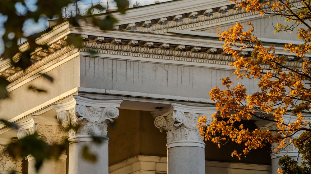 Осень у драмтеатра