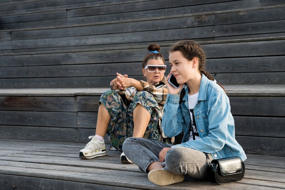 Внучка с бабушкой.