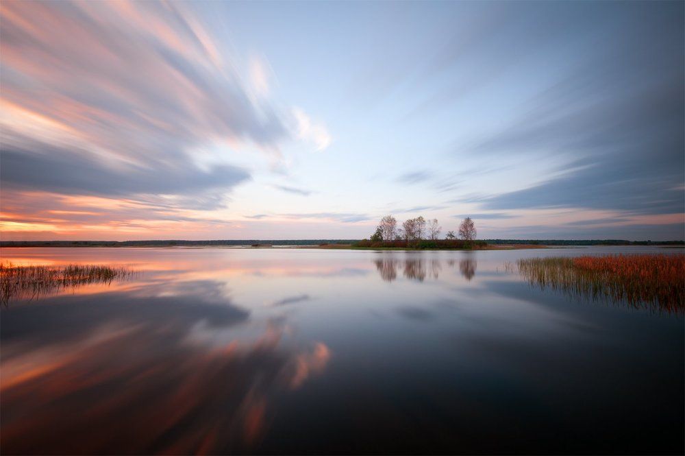 Словно из меди рыжий закат.