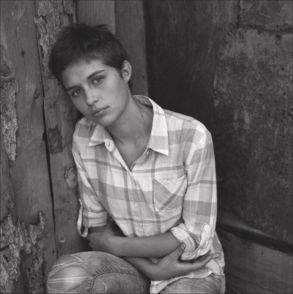 Девушка в рваных джинсах.