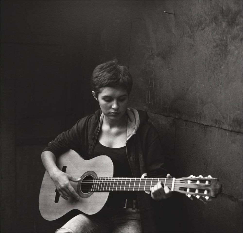 Девушка играет на гитаре.