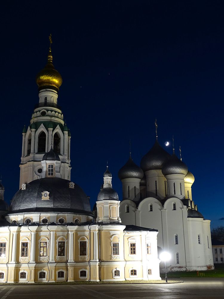 Сияние да Винчи над кремлём. Вологда
