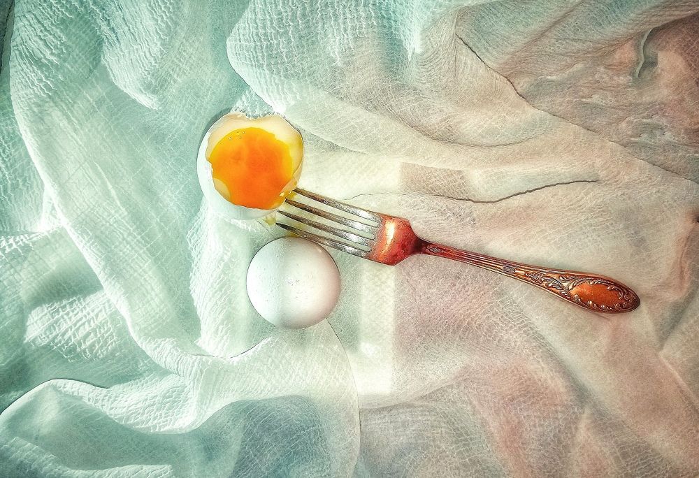 Съесть яйцо