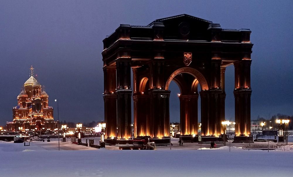 Архитектура и собор ночью