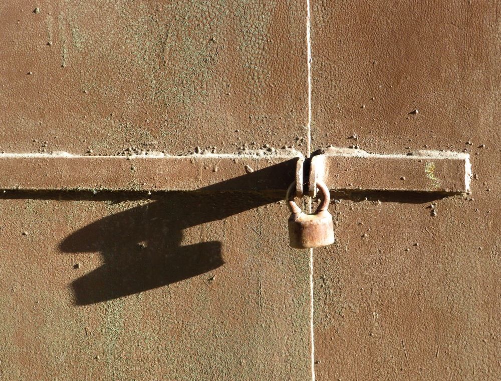 Отбрасывая тень