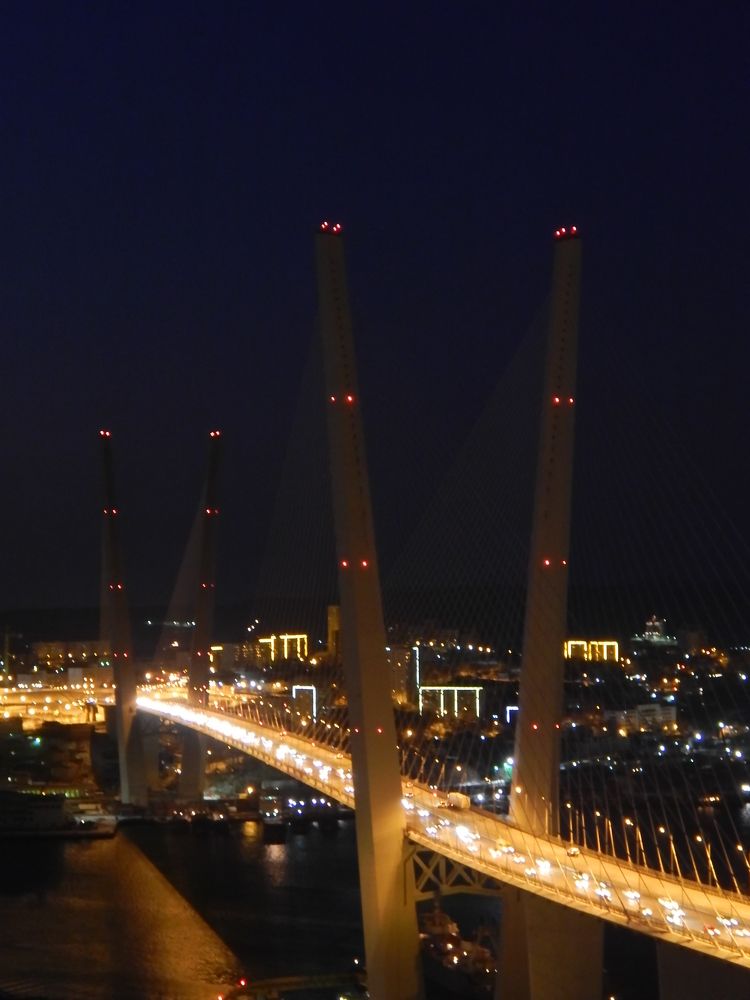 В город. Золотой мост.