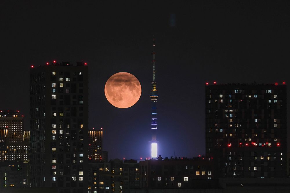 Красная луна вид на Останкино