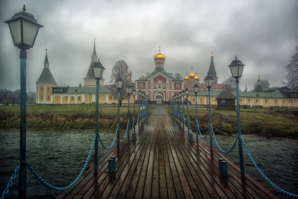 Монастырь у пристани