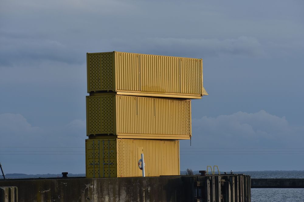 A game of yellow piramide