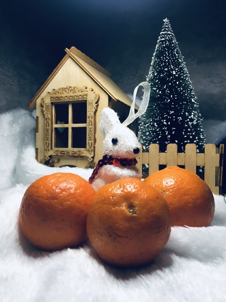 На белом покрывале.