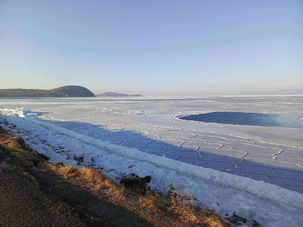 Берег и море.