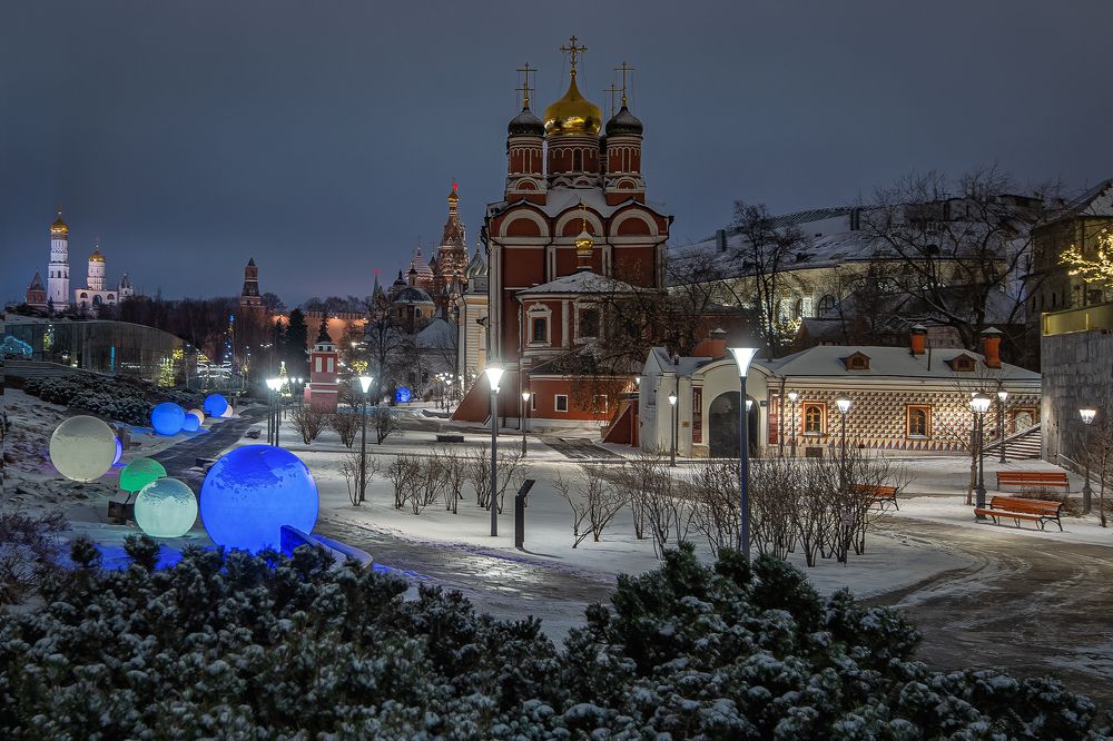 Зарядье ночью.