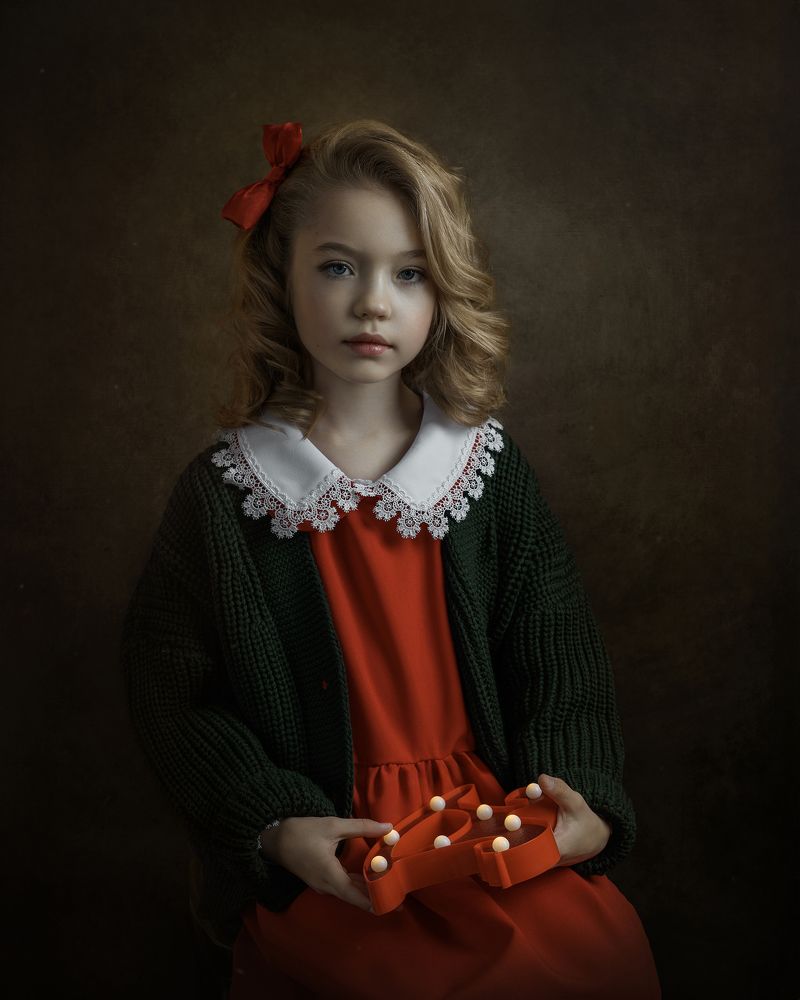 Портрет с игрушкой