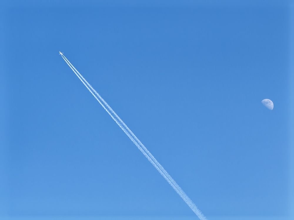 В синем небе